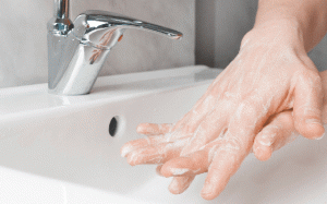 Dưỡng ẩm cho bàn tay mùa dịch khi tiếp xúc với xà phòng, nước rửa tay khô