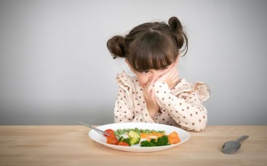 Cha mẹ phải làm gì khi con biếng ăn, kén ăn?