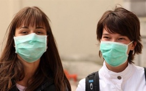 Hành động kéo khẩu trang xuống cằm rồi kéo lên nguy hiểm như thế nào?