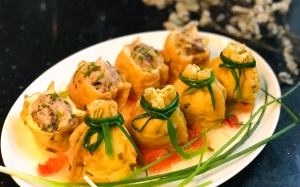 Tối nay ăn gì: Đậu phụ nhồi tôm thịt sốt cà chua