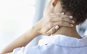 Bị thoái hóa cột sống cổ gây đau đầu phải làm sao?