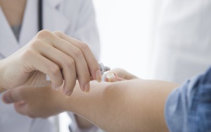 Hướng dẫn cách chăm sóc da cho người bị vảy nến thể mủ