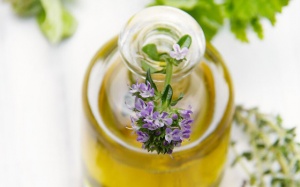 6 loại tinh dầu kích thích mọc tóc, giúp bạn có mái tóc chắc khỏe