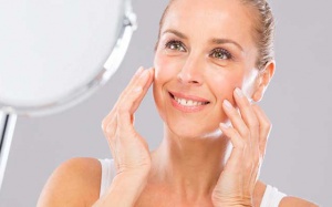 Cách xóa nếp nhăn, chống lão hóa da bằng vitamin E tại nhà