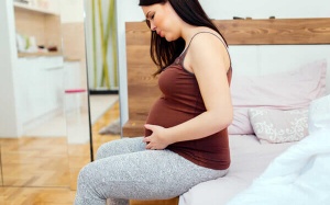 Phụ nữ mang thai bị táo bón có nên dùng thuốc làm mềm phân? 