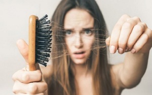 Thường xuyên rụng tóc: Thiếu chất gì và cách bổ sung?