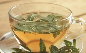Phụ nữ mãn kinh có nên uống trà xô thơm?