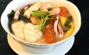 Tối nay ăn gì: Đổi vị cùng bún hải sản nấu chua với rong biển