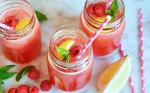 Tối nay ăn gì: Pha nước chanh mâm xôi tươi cho bọn trẻ nhé!