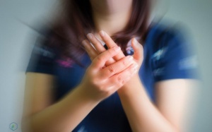 Bị run và tê tay lúc tối ngủ, cách giải quyết?