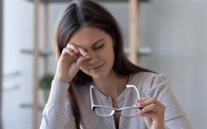 “Bỏ túi” 4 cách khắc phục khô mắt, mỏi mắt tại nhà đơn giản