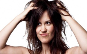 5 dấu hiệu nhận biết da đầu khô