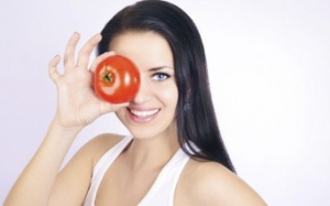 “Đánh tan” quầng thâm mắt bằng cà chua