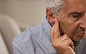 Điếc một bên tai cần điều trị như thế nào?