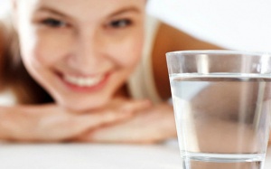 Uống nhiều nước có thể giảm đau thắt lưng?