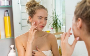 Da dễ nổi mụn trứng cá vì những thói quen thường ngày