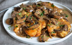 Tối nay ăn gì: Gà sốt nấm, rượu vang