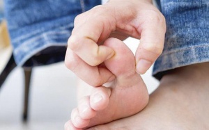 5 loại đồ uống khắc phục cơn đau gout ở khớp ngón chân cái