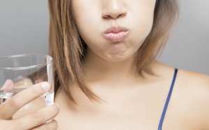 Hôi miệng nặng: Súc miệng nước muối không đỡ phải làm sao?