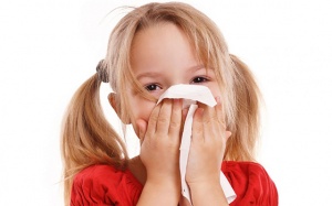 Mách cha mẹ cách phòng viêm mũi họng cho trẻ khi giao mùa