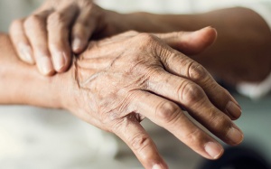 Run tay 3 tháng nay do run vô căn, dùng Vương Lão Kiện được không?