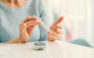 Đường huyết 12,5mmol/L và bị sút cân thì phải làm sao?