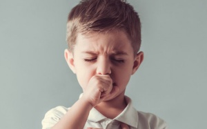 Mách mẹ cách trị ho vào ban đêm cho trẻ thời điểm giao mùa