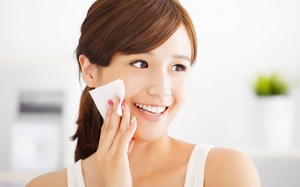 Nên chăm sóc da với toner hay nước hoa hồng?