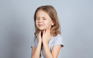 Vì sao viêm họng ở trẻ hay tái phát?