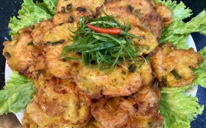 Tối nay ăn gì: Bánh tôm chiên hành – Bạn thử chưa?