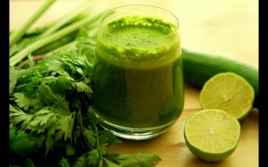 Tối nay ăn gì: Một ly nước ép trái cây xanh giúp giảm huyết áp