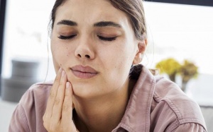 Dùng tinh dầu đinh hương để trị đau răng có an toàn?