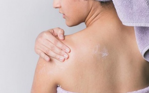Trị da khô, nứt nẻ với 5 loại kem dưỡng ẩm tự chế