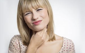 Khàn tiếng nhiều ngày do viêm thanh quản phải làm sao?