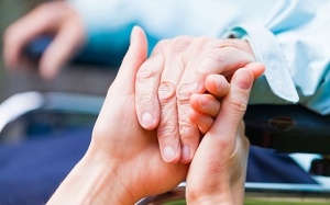 Bệnh run tay ở người già: Nguyên nhân và điều trị thế nào?