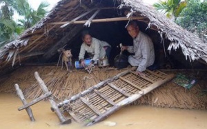 Lũ lụt miền Trung: Nguy cơ bùng phát dịch bệnh đi cùng dòng nước 