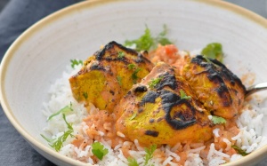 Tối nay ăn gì: Gà nướng sữa chua ăn kèm sốt cà chua gia vị