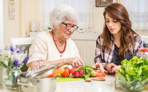 Người cao tuổi nên ăn uống thế nào để duy trì sức khỏe?