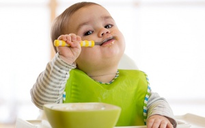 5 bí quyết giúp cha mẹ dạy trẻ tự xúc ăn