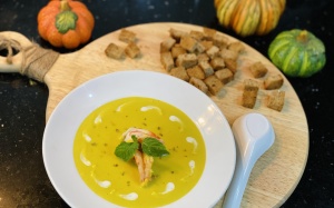 Tối nay ăn gì: Súp bí đỏ tôm cho nhẹ bụng