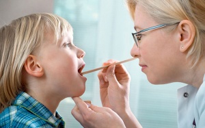 Trẻ bị khản tiếng: Đâu là cách cải thiện hiệu quả và an toàn?