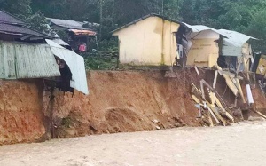 Dự báo thời tiết: Nguy cơ sạt lở sau mưa lớn, bão Atsani suy yếu