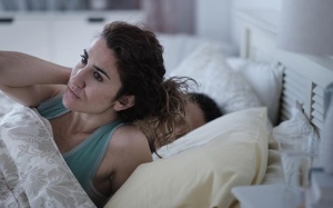 Mất ngủ vì bệnh chàm bùng phát vào ban đêm: Phải làm sao?