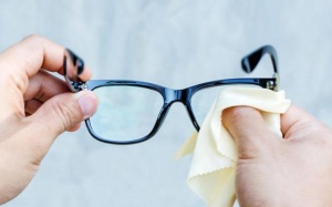 Vệ sinh kính thuốc thế nào cho đúng?