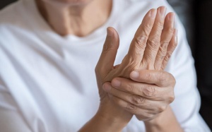 Đái tháo đường: Tê bì tay chân, khó ngủ về đêm điều trị thế nào?