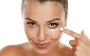 Lý do khiến bạn chăm dùng kem dưỡng mắt mà vẫn xấu tệ