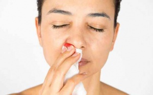 Chảy máu cam thường xuyên là dấu hiệu của bệnh gì?