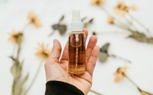 Các loại tinh dầu chống viêm giúp giảm đau cơ bắp, giảm viêm da