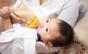 Có nên cho trẻ sơ sinh uống sữa đặc?