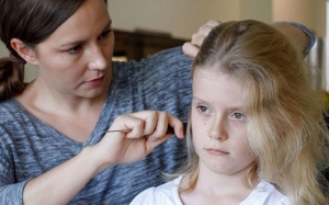 Trẻ bị rụng tóc nhiều, cần làm gì để cải thiện?